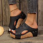 Laura | Sandalias con cuña y tachuelas