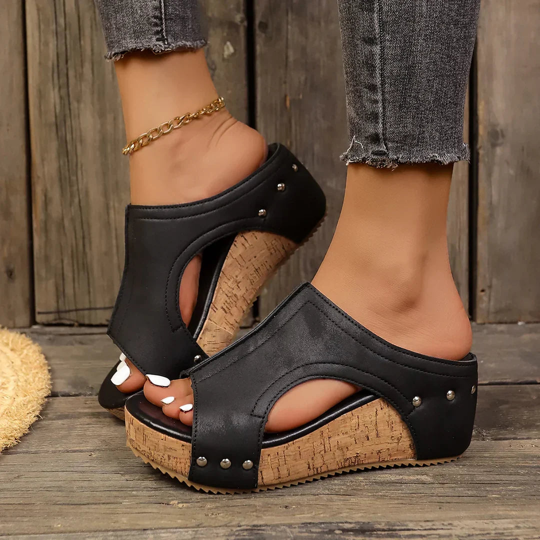 Laura | Sandalias con cuña y tachuelas