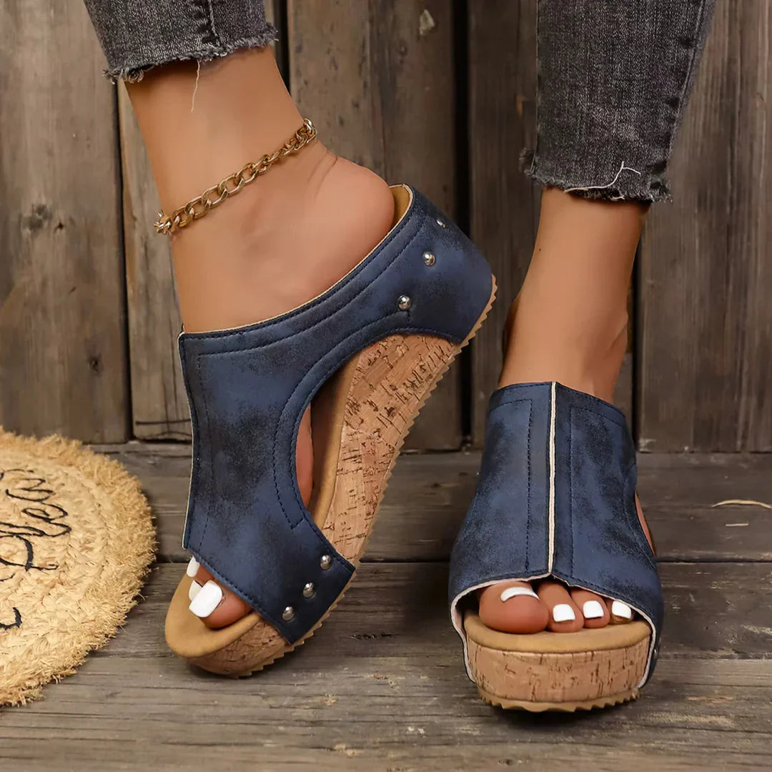 Laura | Sandalias con cuña y tachuelas